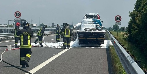 Carro attrezzi prende fuoco sul raccordo Torino-Pinerolo: l'intervento dei pompieri