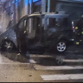 Auto prende fuoco mentre percorre la strada, momenti di paura a Nichelino