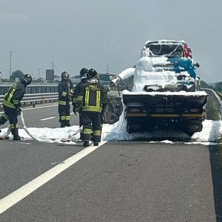Carro attrezzi prende fuoco sul raccordo Torino-Pinerolo: l'intervento dei pompieri