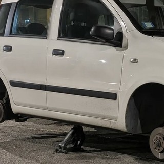 L'auto derubata delle gomme a Nichelino