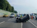 Incidente sulla Tangenziale Sud: tre veicoli coinvolti, un'auto ribaltata e traffico in tilt