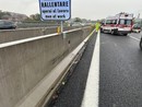 Auto esce di strada e si ribalta sul prato fuori dalla carreggiata: paura sulla tangenziale
