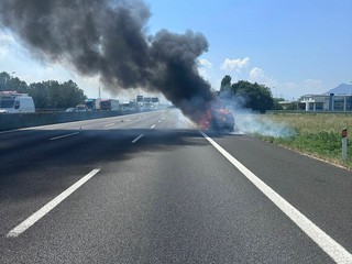 Auto in fiamme lungo la tangenziale di Torino Auto in fiamme lungo la tangenziale di Torino