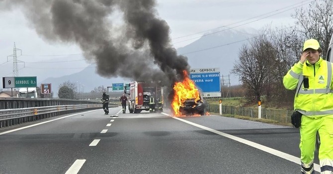 Auto prende fuoco sul raccordo Torino - Pinerolo: traffico in tilt