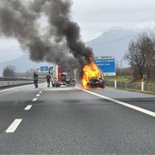Auto prende fuoco sul raccordo Torino - Pinerolo: traffico in tilt Auto prende fuoco sul raccordo Torino - Pinerolo: traffico in tilt