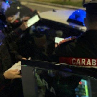 Fermato per un controllo dai carabinieri, va fuori di testa e mostra gli attributi: denunciato