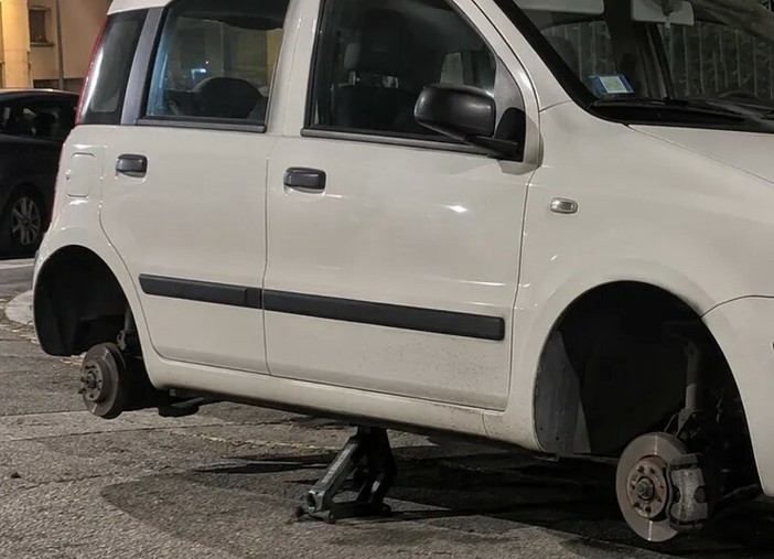 L'auto derubata delle gomme a Nichelino L'auto derubata delle gomme a Nichelino