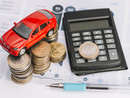auto con calcolatrice e soldi