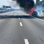 Auto in fiamme lungo la tangenziale di Torino Auto in fiamme lungo la tangenziale di Torino