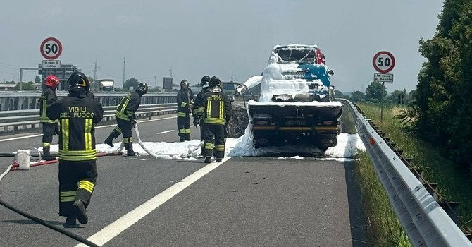 Carro attrezzi prende fuoco sul raccordo Torino-Pinerolo: l'intervento dei pompieri Carro attrezzi prende fuoco sul raccordo Torino-Pinerolo: l'intervento dei pompieri
