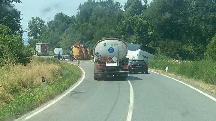 Autobus privato finisce fuori strada e resta bloccato a Candiolo