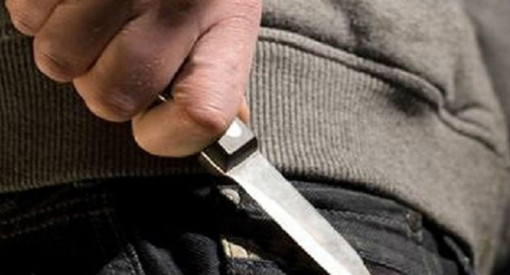 Prova a salire sul treno armato di coltello: fermato dai carabinieri di Nichelino