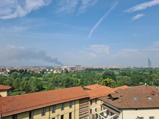 La colonna di fumo visibile da buona parte della città