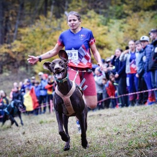 Cani e padroni insieme e di corsa all'interno del Parco di Stupinigi