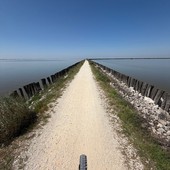 Pedalando sospesi tra cielo e laguna: Sosso alla scoperta dell’Argine degli Angeli Pedalando sospesi tra cielo e laguna: Sosso alla scoperta dell’Argine degli Angeli