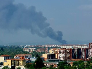 La colonna di fumo visibile da buona parte della città