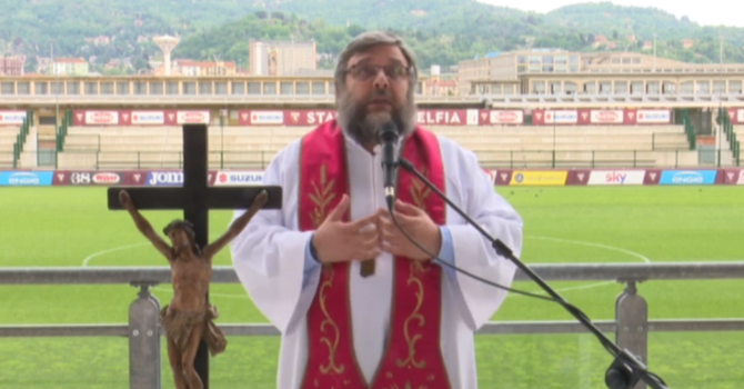 Una foto d'archivio di don Riccardo Robella Una foto d'archivio di don Riccardo Robella