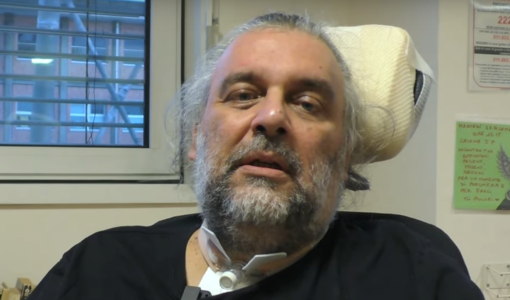 Don Riccardo Robella in un fotogramma del video pubblicato su Youtube nel canale Trinitube