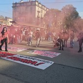 Fumogeni e striscioni in piazza a Torino