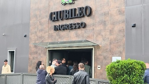 L'ultimo saluto a Chiara e Simone, la giovane coppia uccisa dal vicino a Volvera