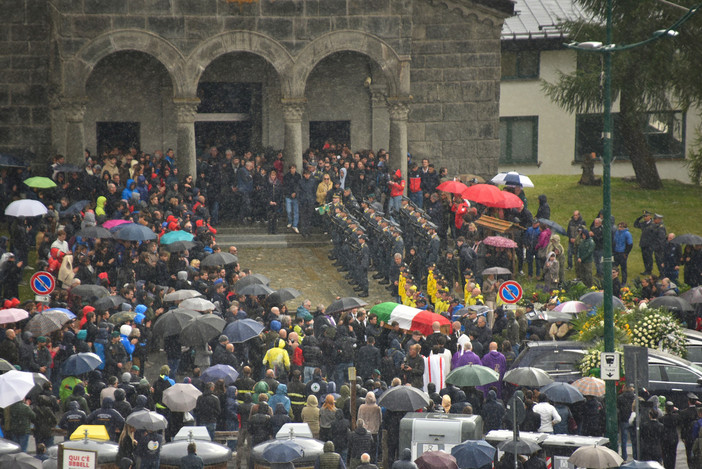 Sestriere, commozione e silenzio irreale per l'ultimo saluto a Matteo Franzoso Sestriere, commozione e silenzio irreale per l'ultimo saluto a Matteo Franzoso
