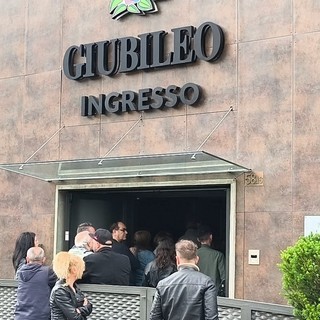 L'ultimo saluto a Chiara e Simone, la giovane coppia uccisa dal vicino a Volvera