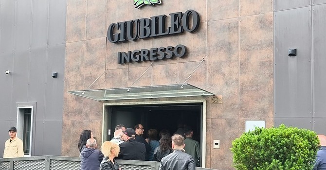 L'ultimo saluto a Chiara e Simone, la giovane coppia uccisa dal vicino a Volvera
