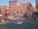 Fumogeni e striscioni in piazza a Torino