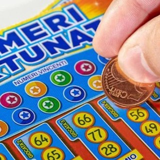 La dea bendata 'bacia' Nichelino: gratta e vince mezzo milione di euro