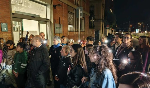 Luci e candele, i medici in  flash mob per i sanitari uccisi a Gaza