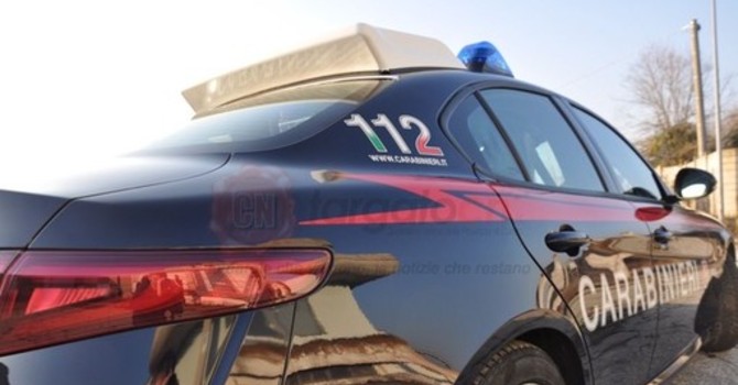 Osasco: perde la pazienza con i ragazzi sotto casa e si affaccia al balcone con una pistola finta