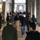 persone sotto i portici in via Roma