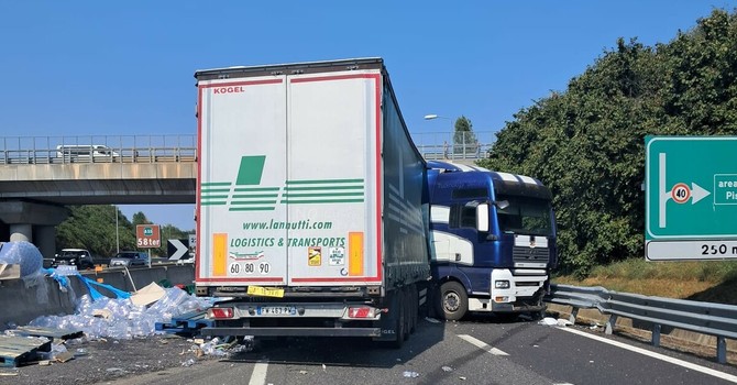 Grosso camion si intraversa: traffico in tilt sul raccordo Torino-Pinerolo Grosso camion si intraversa: traffico in tilt sul raccordo Torino-Pinerolo