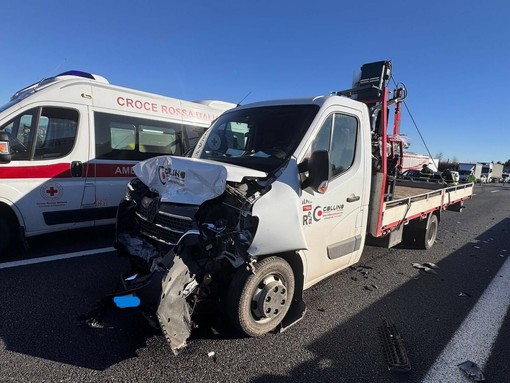 Brutto incidente sulla tangenziale sud: due persone ferite e traffico in tilt Brutto incidente sulla tangenziale sud: due persone ferite e traffico in tilt