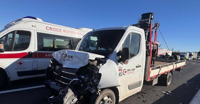 Brutto incidente sulla tangenziale sud: due persone ferite e traffico in tilt