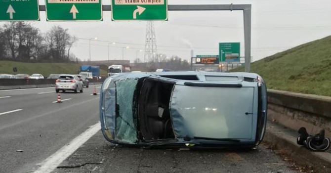 Auto ribaltata in tangenziale Auto ribaltata in tangenziale