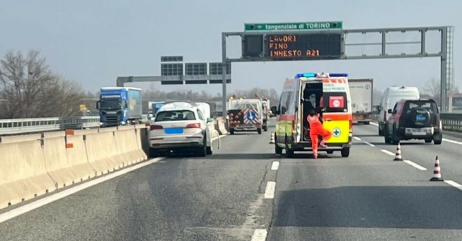 Auto travolge mezzo del cantiere: traffico in tilt sulla tangenziale sud