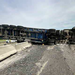 Tir si ribalta in tangenziale sud all'uscita per Debouché: traffico bloccato