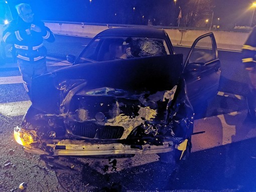 Neopatentato, al volante sotto l'effetto dell'alcol, distrugge una BMW sulla Torino-Pinerolo