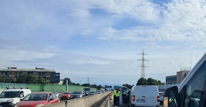 Incidente con  quattro vetture coinvolte in corso Francia