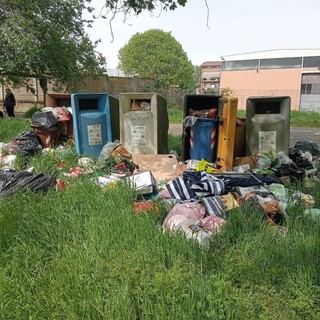 Nichelino, incivili trasformano il parco del Boschetto in una discarica a cielo aperto