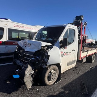 Brutto incidente sulla tangenziale sud: due persone ferite e traffico in tilt