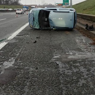 Auto ribaltata in tangenziale