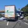 Grosso camion si intraversa: traffico in tilt sul raccordo Torino-Pinerolo Grosso camion si intraversa: traffico in tilt sul raccordo Torino-Pinerolo