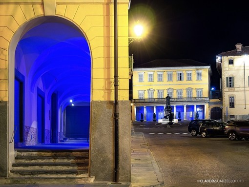 Bra, palazzo Garrone in blu nel 2023 (foto di Claudia Scarzello)