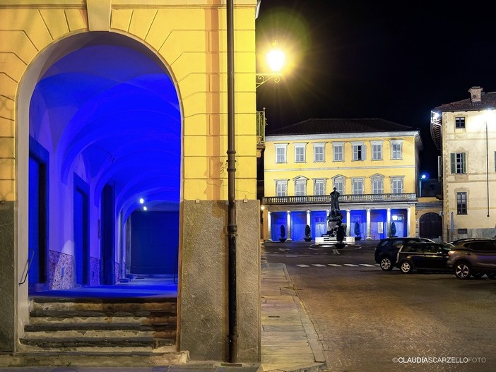 Bra, palazzo Garrone in blu nel 2023 (foto di Claudia Scarzello)