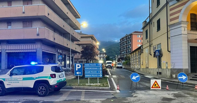 Strada chiusa per una perdita d'acqua