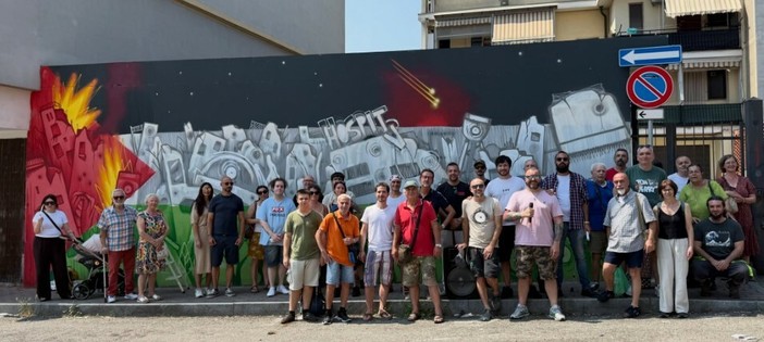 Nichelino, pulito e restituito a nuova vita il murale della pace vandalizzato