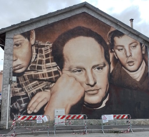 Il murale dedicato da Nichelino a don Lorenzo Milani