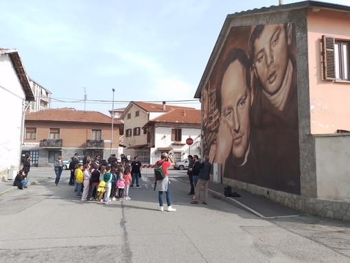 Inaugurato a Nichelino il murale dedicato a Don Milani
